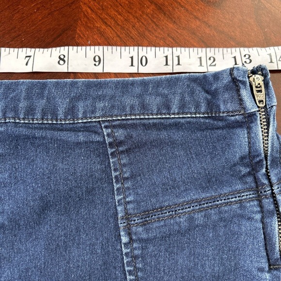 Free‎ People Dark Wash Side Zip Flat Front Stretch Scallop Edge Shorts Sz 26 - Picture 3 of 9